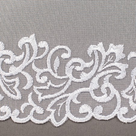 Firana z białym haftem z opalizującą nitką 280 cm