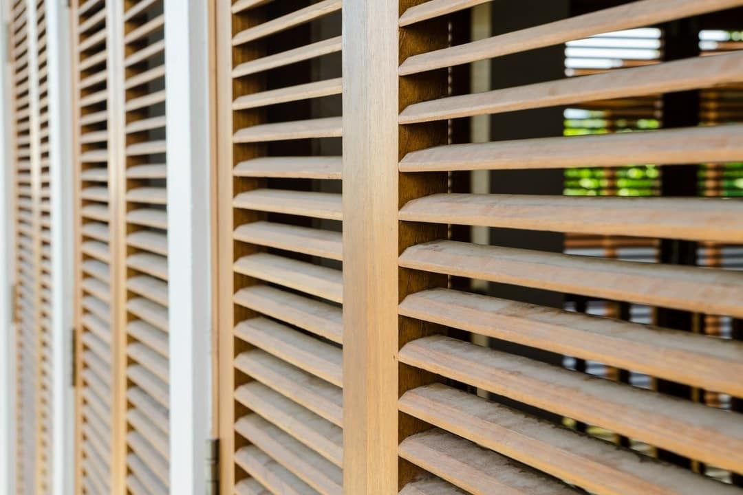 Żaluzje drewniane i plisy okienne: elegancja i funkcjonalność w jednym